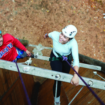 Female student tackles 正规赌篮球的软件's ropes course